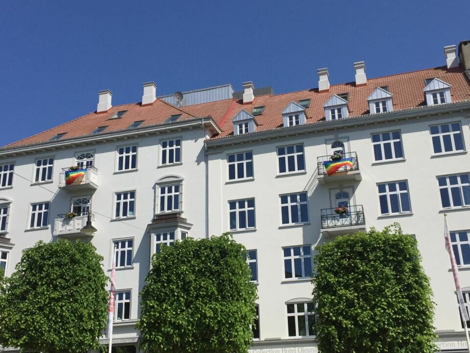 Clarion Collection Hotel Oleana er ett av de fem hotellene som er kledd i regnbuens farger denne uka. (Foto: Nordic Choice Hotels)