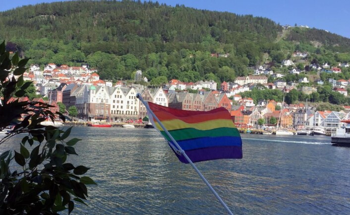 Det er regnbuedager i Bergen om dagen. Det velger Clarion-hotellene i byen å markere, her fra Clarion Hotel Admiral. (Foto: Nordic Choice Hotels) Det er regnbuedager i Bergen om dagen. Det velger Clarion-hotellene i byen å markere, her fra Clarion Hotel Admiral. (Foto: Nordic Choice Hotels)