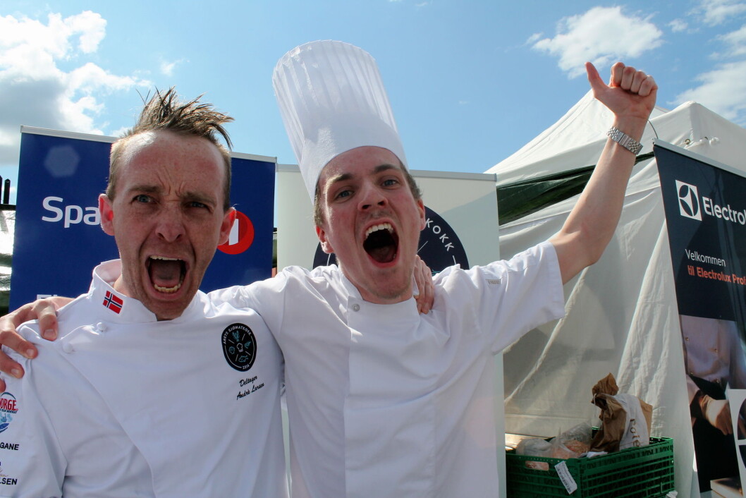 André Larsen, til daglig kokk på Thon Hotel Lofoten, er Årets sjømatkokk 2106. Her sammen med commis/assistent Jon Erlend Matre. (Foto: Årets Sjømatkokk) André Larsen, til daglig kokk på Thon Hotel Lofoten, er Årets sjømatkokk 2106. Her sammen med commis/assistent Jon Erlend Matre. (Foto: Årets Sjømatkokk)