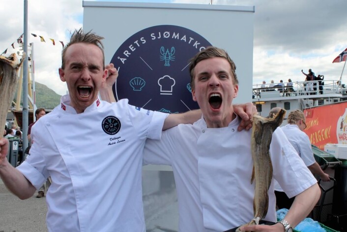 André Larsen og commis Jon Erlend Matre kan juble etter seieren i Årets Sjømatkokk. (Foto: Årets Sjømatkokk) André Larsen og commis Jon Erlend Matre kan juble etter seieren i Årets Sjømatkokk. (Foto: Årets Sjømatkokk)