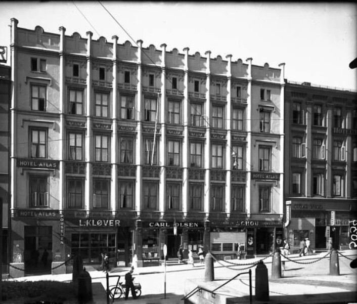 Hotel Atlas holdt til i de samme lokalene. Det ble åpnet i 1920. Her var det hotelldrift helt frem til 1970-tallet. Nå er det igjen hotell i bygårdene. (Foto: Arkiv) Hotel Atlas holdt til i de samme lokalene. Det ble åpnet i 1920. Her var det hotelldrift helt frem til 1970-tallet. Nå er det igjen hotell i bygårdene. (Foto: Arkiv)