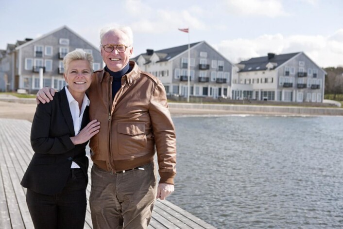 <em>Hotelldirektør Laila Aarstrand og eier Stig Fische foran Støtvig Hotel. (Foto: Therese Fische)</em> <em>Hotelldirektør Laila Aarstrand og eier Stig Fische foran Støtvig Hotel. (Foto: Therese Fische)</em>