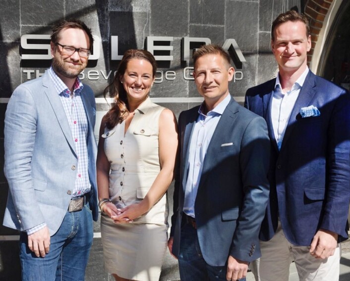 Konsernsjef Christian Holst (nummer to fra høyre) sammen med Stein Erik Treverket (til venstre), Michelle Hoad Vik og David Moir. (Foto: Solera) Konsernsjef Christian Holst (nummer to fra høyre) sammen med Stein Erik Treverket (til venstre), Michelle Hoad Vik og David Moir. (Foto: Solera)
