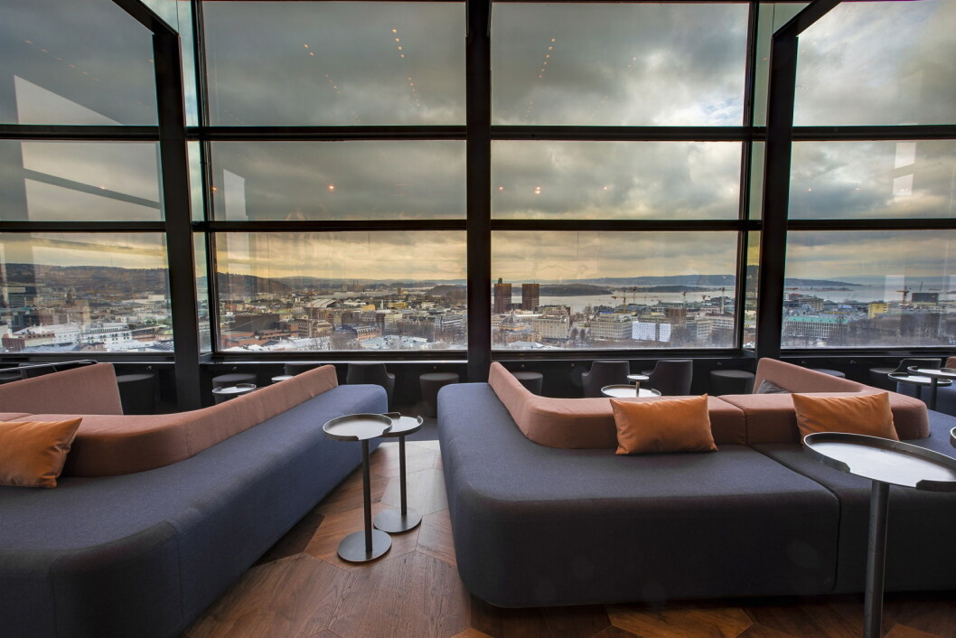 Snøhetta har designet nye Summit Bar som gir gjestene spektakulær utsikt over Oslo. Snøhetta har designet nye Summit Bar som gir gjestene spektakulær utsikt over Oslo.