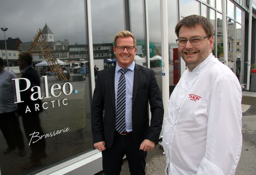 Thon Hotel Lofoten kjemper igjen om å ha landets beste hotellfrokost. Hotellet i Svolvær satser bevisst på mat, noe den nye restauranten Paleo Arctic bidrar til. Til venstre hotelldirektør Erik Taraldsen og til høyre kjøkkensjef Stian Haugnes. (Foto: Morten Holt) Thon Hotel Lofoten kjemper igjen om å ha landets beste hotellfrokost. Hotellet i Svolvær satser bevisst på mat, noe den nye restauranten Paleo Arctic bidrar til. Til venstre hotelldirektør Erik Taraldsen og til høyre kjøkkensjef Stian Haugnes. (Foto: Morten Holt)