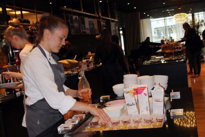 Julia Hansen serverer friske shots til frokosten på Thon Hotel Lofoten. (Foto: Morten Holt) Julia Hansen serverer friske shots til frokosten på Thon Hotel Lofoten. (Foto: Morten Holt)