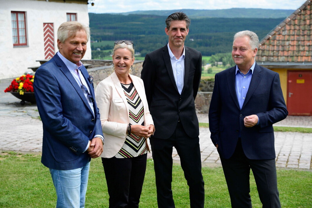 Ny hotelldrift på Kongsvinger festning. Fra venstre Jonny O. Fjeld (festningsforvalter Kongsvinger festning), Nina Eidem (direktør Forsvarsbygg nasjonale festning), Tony Eide, (styreleder Oscarsborg Invest AS) og Thorbjørn Holth (distriktssjef Forsvarsbygg nasjonale festningsverk). Ny hotelldrift på Kongsvinger festning. Fra venstre Jonny O. Fjeld (festningsforvalter Kongsvinger festning), Nina Eidem (direktør Forsvarsbygg nasjonale festning), Tony Eide, (styreleder Oscarsborg Invest AS) og Thorbjørn Holth (distriktssjef Forsvarsbygg nasjonale festningsverk).