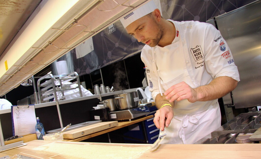 Øyvind Bøe Dalelv er en av deltakerne i NM i kokkekunst. Her i aksjon under Årets kokk 2015. (Foto: Morten Holt)
