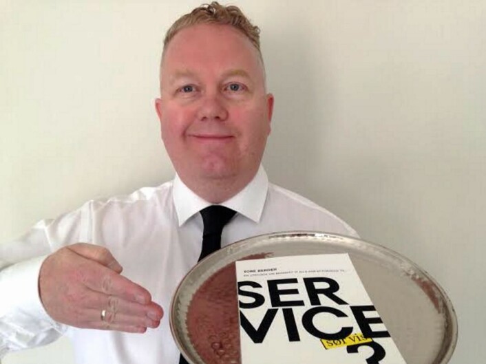 Tore Berger med den nye boka Service. (Foto: Privat) Tore Berger med den nye boka Service. (Foto: Privat)
