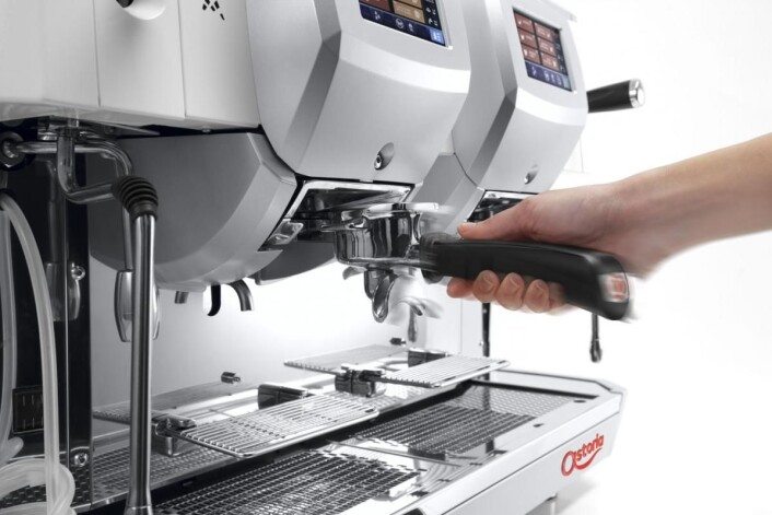 Filterholderen tas ut og settes inn med en patentert løsning som ikke krever like mye krefter som de klassiske espressomaskinene. Filterholderen tas ut og settes inn med en patentert løsning som ikke krever like mye krefter som de klassiske espressomaskinene.