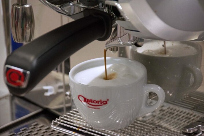 Hybridmaskinen kan lage én eller to espressokopper eller -doser samtidig, og den største utgaven har to slike plasser som gjerne kan brukes til forskjellige drikker og forskjellig malingsgrad. Hybridmaskinen kan lage én eller to espressokopper eller -doser samtidig, og den største utgaven har to slike plasser som gjerne kan brukes til forskjellige drikker og forskjellig malingsgrad.
