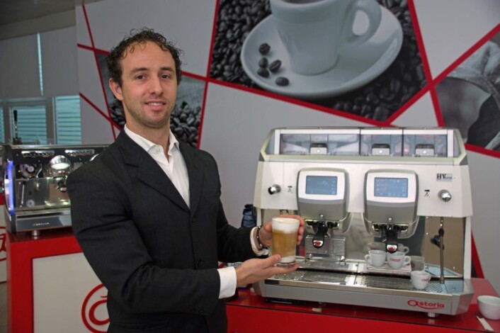 Hybridmaskinen er et godt verktøy der det ikke er mulig eller ønskelig å ansette baristaer, sier produktsjef Michele Salice i Astoria. (Foto: Georg Mathisen) Hybridmaskinen er et godt verktøy der det ikke er mulig eller ønskelig å ansette baristaer, sier produktsjef Michele Salice i Astoria. (Foto: Georg Mathisen)