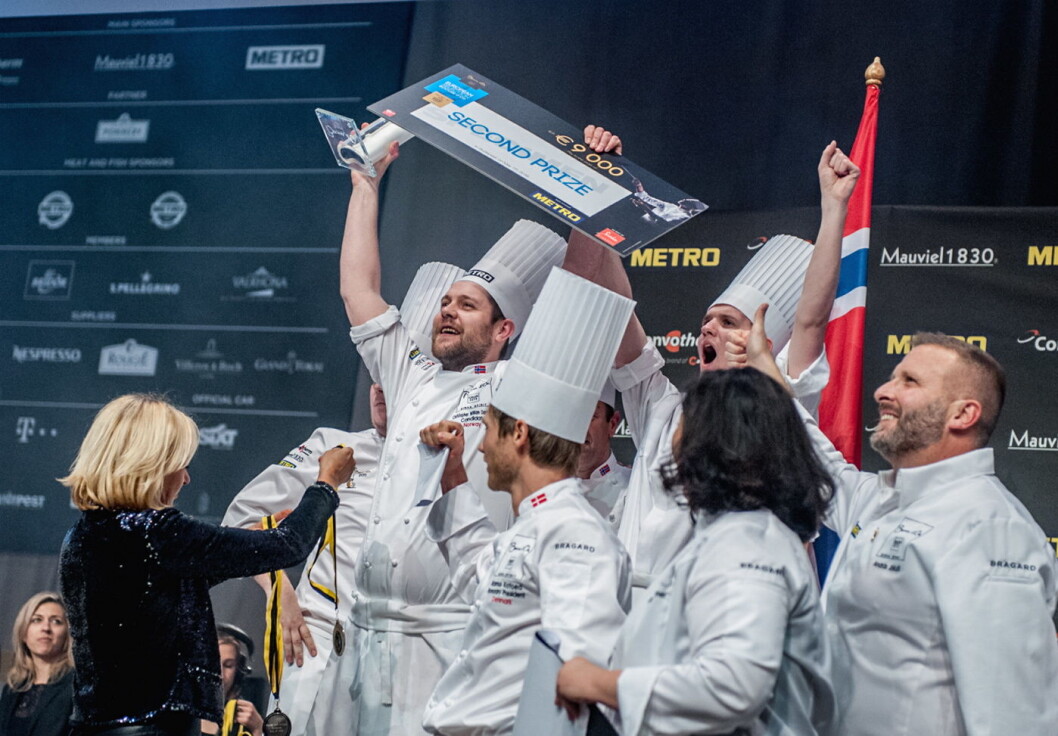 Christopher W. Davidsen sikret norsk sølv i Bocuse d'Or Europe i Ungarn tidligere i år. I januar neste år er han vår deltaker i den store globale finalen av Bocuse d'Or, og her kan du se hvilke 23 han skal konkurrere mot. Christopher W. Davidsen sikret norsk sølv i Bocuse d'Or Europe i Ungarn tidligere i år. I januar neste år er han vår deltaker i den store globale finalen av Bocuse d'Or, og her kan du se hvilke 23 han skal konkurrere mot.