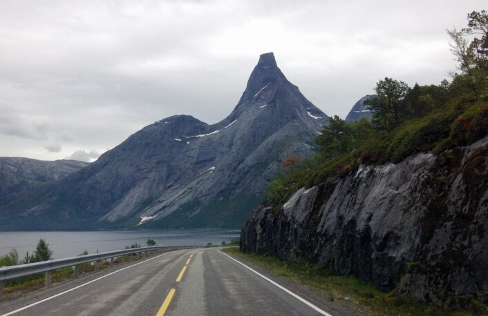 Norges nasjonalfjell, Stetind, ligger bare en kort kjøretur fra Stetind Hotell i Kjøpsvik. (Foto: Morten Holt) Norges nasjonalfjell, Stetind, ligger bare en kort kjøretur fra Stetind Hotell i Kjøpsvik. (Foto: Morten Holt)