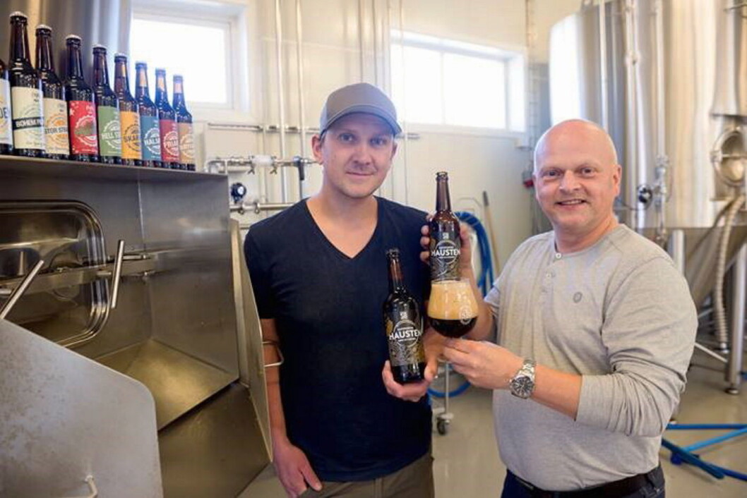 Bryggerimester Mikael K. Slettedal (til venstre) og gründer Halvard Andresen i Stjørdalsbryggeriet, som i dag har fått gull for sitt øl Hausten i Nordic Beer Challenge. (Foto: Stjørdalsbryggeriet) Bryggerimester Mikael K. Slettedal (til venstre) og gründer Halvard Andresen i Stjørdalsbryggeriet, som i dag har fått gull for sitt øl Hausten i Nordic Beer Challenge. (Foto: Stjørdalsbryggeriet)