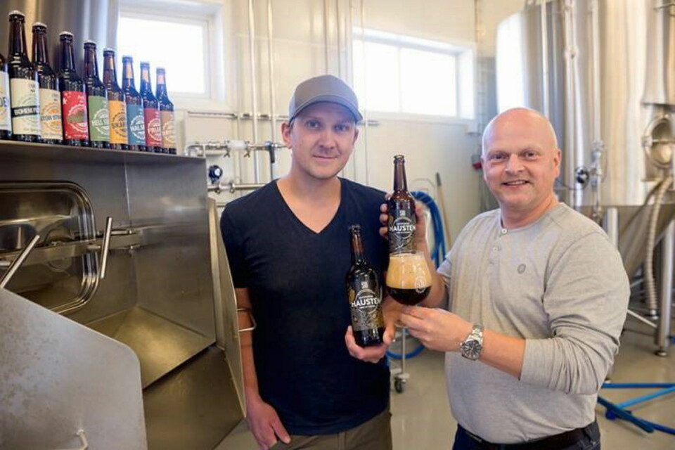 Bryggerimester Mikael K. Slettedal (til venstre) og gründer Halvard Andresen i Stjørdalsbryggeriet, som i dag har fått gull for sitt øl Hausten i Nordic Beer Challenge. (Foto: Stjørdalsbryggeriet)