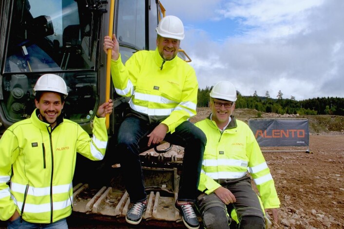 Etter at 250 000 kubikk med fjell er fjernet på tomta på Liertoppen utenfor Drammen kan anleggsleder Simen Herregården Thrygg (t.v.), daglig leder Kristian Lindland og produksjonsleder Kåre Ranvik i Alento starte byggearbeidene på Caters nye felles sentrallager. Etter at 250 000 kubikk med fjell er fjernet på tomta på Liertoppen utenfor Drammen kan anleggsleder Simen Herregården Thrygg (t.v.), daglig leder Kristian Lindland og produksjonsleder Kåre Ranvik i Alento starte byggearbeidene på Caters nye felles sentrallager.