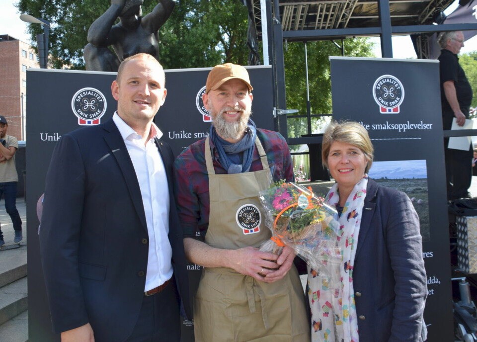 Eskil Røsand (midten) sammen med Landbruks- og matminister Jon Georg Dale og fagjurymedlem og direktør i Matmerk, Nina Sundqvist.