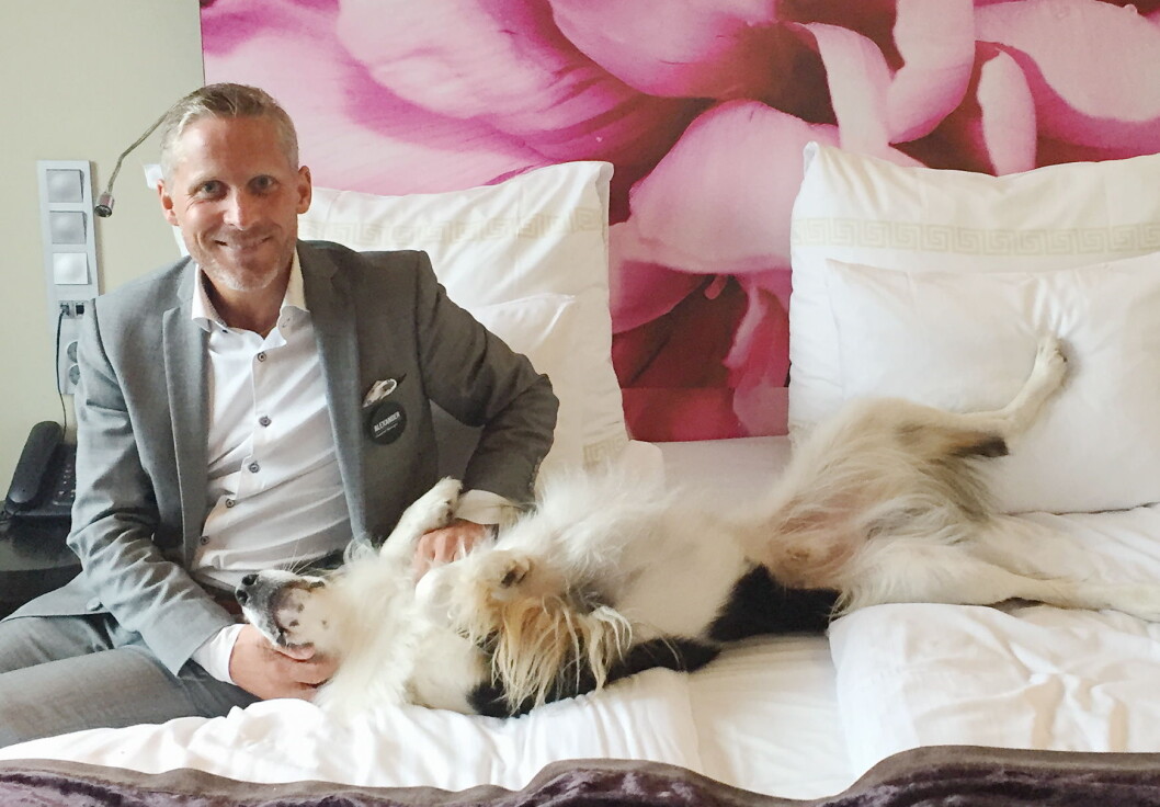 Hotelldirektør Alexander Grieg på Clarion Hotel Bergen Airport, forteller at hotellet blir tilrettelagt for hunder nyttårsaften. (Foto: Clarion Hotel Bergen Airport) Hotelldirektør Alexander Grieg på Clarion Hotel Bergen Airport, forteller at hotellet blir tilrettelagt for hunder nyttårsaften. (Foto: Clarion Hotel Bergen Airport)