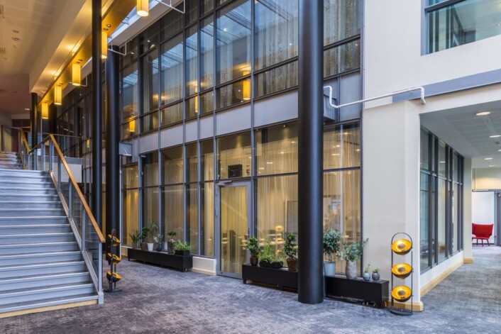 En kort gangbro knytter hotellet til flyplassterminalen. (Foto: Rezidor/Radisson Blu) En kort gangbro knytter hotellet til flyplassterminalen. (Foto: Rezidor/Radisson Blu)