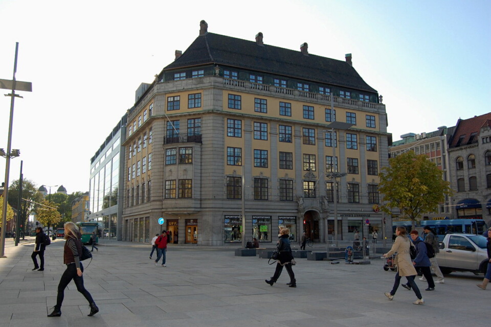 Jernbanetorget 2, sentralt i Oslo, blir nå hotell i regi Petter A. Stordalen. (Foto: Digitaltmuseum.no)