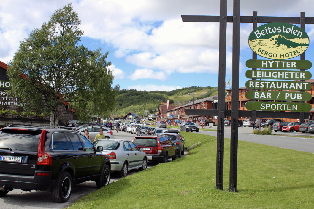 Sommerstemning på Beitostølen med fulle hus og mye folk. Det fine med Beitostølen er at du kan parkere bilen, og så er det stort sett 100 eller 200 meter til hotellene, butikkene og restaurantene. Trolig Norges mest miljøvennlige fjelldestinasjon i så måte, og behagelig for alle besøkende, at det er så korte avstander til alt. (Foto: DestinasjonsKirurgene) Sommerstemning på Beitostølen med fulle hus og mye folk. Det fine med Beitostølen er at du kan parkere bilen, og så er det stort sett 100 eller 200 meter til hotellene, butikkene og restaurantene. Trolig Norges mest miljøvennlige fjelldestinasjon i så måte, og behagelig for alle besøkende, at det er så korte avstander til alt. (Foto: DestinasjonsKirurgene)