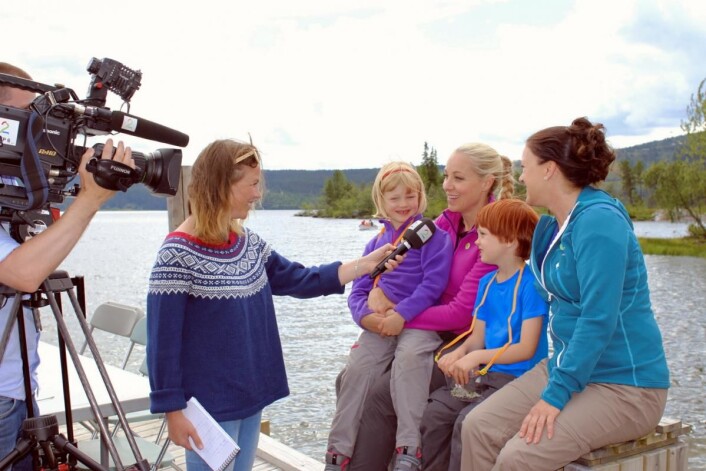 Beitostølen er gjenstand for stor interesse både fra publikum og fra mediene. Her er det TV2s sommerprogram som er på besøk i forbindelse med filminnspillingen i juli, og intervjuer Janne Formoe og Hilde Lyrån, som spiller sentrale roller i filmen, sammen med barna. (Foto: DestinasjonsKirurgene) Beitostølen er gjenstand for stor interesse både fra publikum og fra mediene. Her er det TV2s sommerprogram som er på besøk i forbindelse med filminnspillingen i juli, og intervjuer Janne Formoe og Hilde Lyrån, som spiller sentrale roller i filmen, sammen med barna. (Foto: DestinasjonsKirurgene)