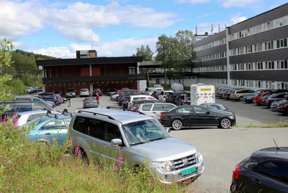Et illustrerende bilde av trafikkveksten til Beitostølen, med smekkfull parkering på den store P-plassen på baksiden av Radisson Blu Beitostølen. (Foto: DestinasjonsKirurgene)