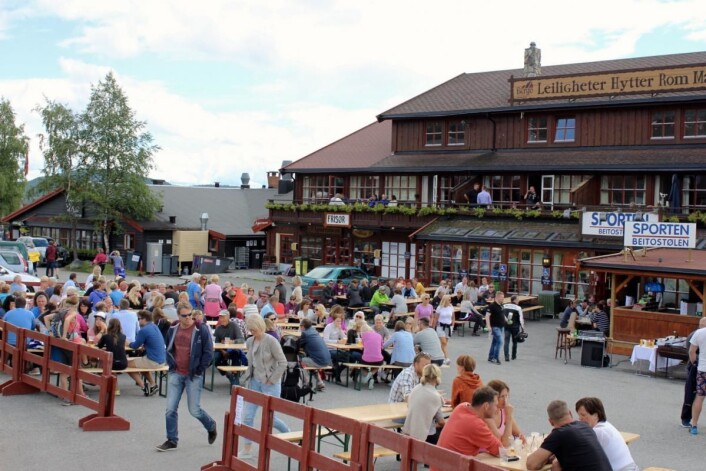 Stor stemning på Beitostølen i sommer, som her utenfor Sporten Beitostølen under Trollrock-helga, med fulle hus overalt. Det skjer noe på Beitostølen hele tida, hele året. (Foto: DestinasjonsKIrurgene) Stor stemning på Beitostølen i sommer, som her utenfor Sporten Beitostølen under Trollrock-helga, med fulle hus overalt. Det skjer noe på Beitostølen hele tida, hele året. (Foto: DestinasjonsKIrurgene)