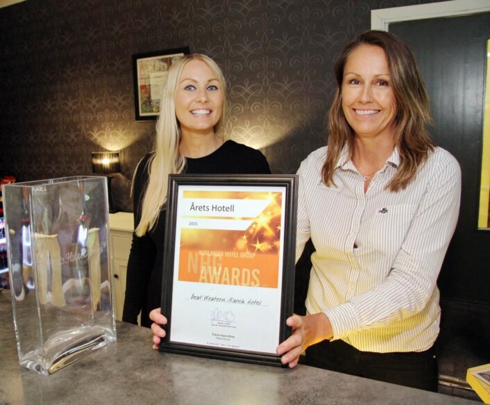 <em>Best Western Narvik Hotell snudde trenden i løpet av kort tid, og ble i 2015 kåret til «Årets hotell» i Norlandia Hotel Group. Til venstre hotelldirektør Marlene Storeng Pedersen og til høyre resepsjonssjef og assisterende hotelldirektør, Marielle Olsson. (Foto: Morten Holt)</em> <em>Best Western Narvik Hotell snudde trenden i løpet av kort tid, og ble i 2015 kåret til «Årets hotell» i Norlandia Hotel Group. Til venstre hotelldirektør Marlene Storeng Pedersen og til høyre resepsjonssjef og assisterende hotelldirektør, Marielle Olsson. (Foto: Morten Holt)</em>