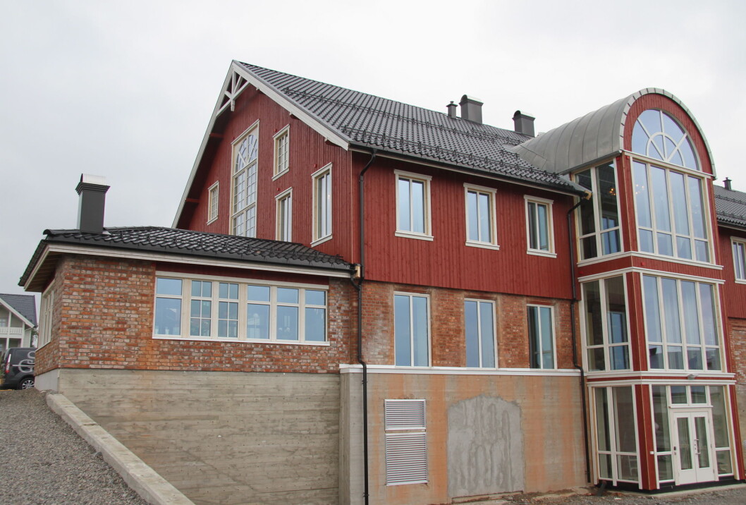Den ombygde låven huser nå en moderne konferansegård med kjøkken og 15 soverom. (Foto: Morten Holt) Den ombygde låven huser nå en moderne konferansegård med kjøkken og 15 soverom. (Foto: Morten Holt)