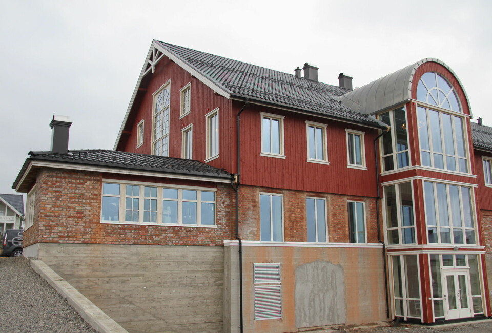 Den ombygde låven huser nå en moderne konferansegård med kjøkken og 15 soverom. (Foto: Morten Holt)