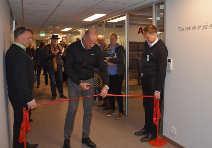 Tore Bekken klipper snoren under åpningen. Tore Bekken klipper snoren under åpningen.