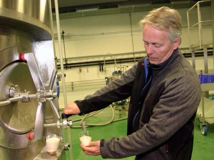 <em>Thorvardur Gunnlaugsson serverer en liten prøvesmak. (Foto: Morten Holt)</em> <em>Thorvardur Gunnlaugsson serverer en liten prøvesmak. (Foto: Morten Holt)</em>