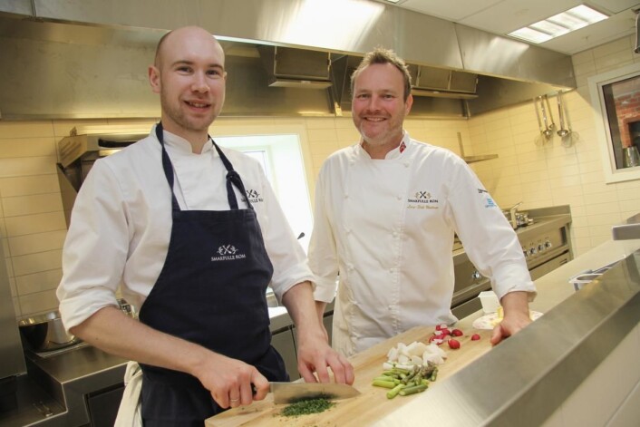 <em>Det satses mye på serveringen hos Smakfulle Rom. Her kokk Roar Bergheim (til venstre, med bakgrunn fra blant annet Feinchmecker) sammen med kjøkkensjef Lar Erik Undrum. (Foto: Morten Holt)</em> <em>Det satses mye på serveringen hos Smakfulle Rom. Her kokk Roar Bergheim (til venstre, med bakgrunn fra blant annet Feinchmecker) sammen med kjøkkensjef Lar Erik Undrum. (Foto: Morten Holt)</em>