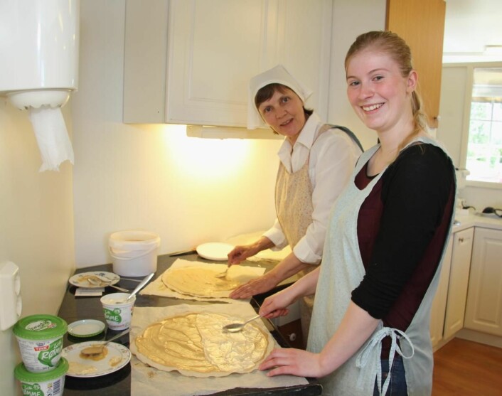<em>En av hjelperne Regine Bakken (til høyre) og lefsebaker Anita Vik i bakeriet. (Foto: Morten Holt)</em>