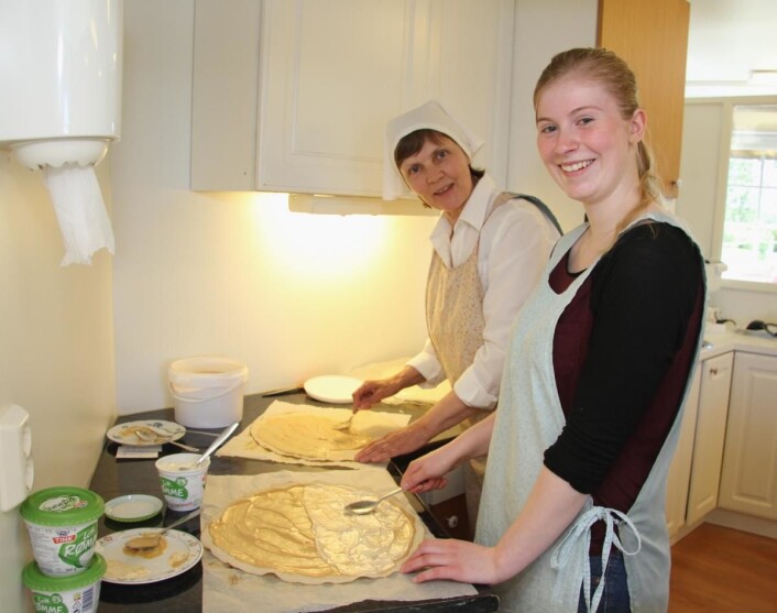 <em>En av hjelperne Regine Bakken (til høyre) og lefsebaker Anita Vik i bakeriet. (Foto: Morten Holt)</em> <em>En av hjelperne Regine Bakken (til høyre) og lefsebaker Anita Vik i bakeriet. (Foto: Morten Holt)</em>