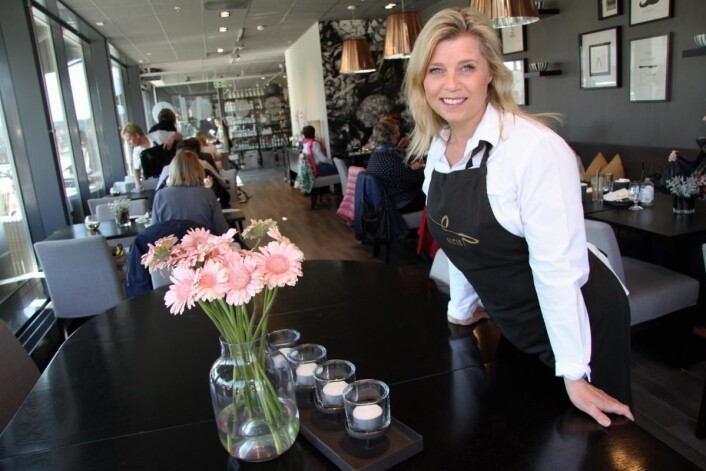 <em>– Vi har åpent bare på dagtid, og satset spesielt på lunsj i serveringen, forteller Siri Tømte. Det er 50 sitteplasser inne og 40 ute. (Foto: Morten Holt)</em> <em>– Vi har åpent bare på dagtid, og satset spesielt på lunsj i serveringen, forteller Siri Tømte. Det er 50 sitteplasser inne og 40 ute. (Foto: Morten Holt)</em>