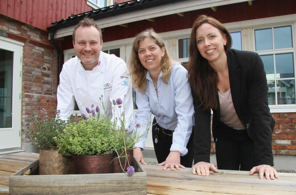 Kjøkkensjef Lars Erik Undrum, eier Stine Kirkeby og markedssjef Hege Kvervavik utenfor den ombygde låven på Asak Søndre i Sørum. (Foto: Morten Holt)