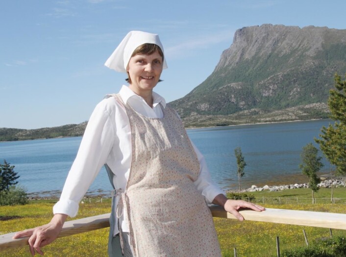 Anita Vik på serveringsterrassen, der gjestene kan nyte både havet og midnattssolen. (Foto: Morten Holt) Anita Vik på serveringsterrassen, der gjestene kan nyte både havet og midnattssolen. (Foto: Morten Holt)