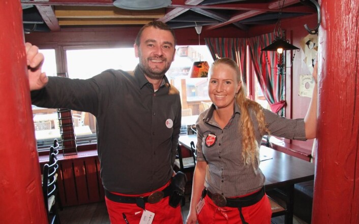 <em>Bojan Mrdak fra Montenegro og Louise Thomasson fra Sverige i serveringen er representanter for den internasjonale arbeidsstokken i bedriften. (Foto: Morten Holt)</em> <em>Bojan Mrdak fra Montenegro og Louise Thomasson fra Sverige i serveringen er representanter for den internasjonale arbeidsstokken i bedriften. (Foto: Morten Holt)</em>