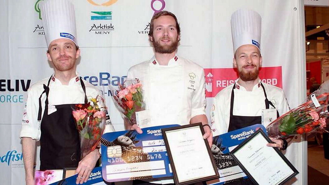 De tre pallvinnerne i Arktisk Kokk 2016. Fra venstre bronsevinner Andrè Larsen (Thon Hotel Lofoten), gullvinner Simon Engen (Bjørk) og sølvvinner Thomas Petersen (Senjastua). (Foto: Inger-Gunn Sande) De tre pallvinnerne i Arktisk Kokk 2016. Fra venstre bronsevinner Andrè Larsen (Thon Hotel Lofoten), gullvinner Simon Engen (Bjørk) og sølvvinner Thomas Petersen (Senjastua). (Foto: Inger-Gunn Sande)