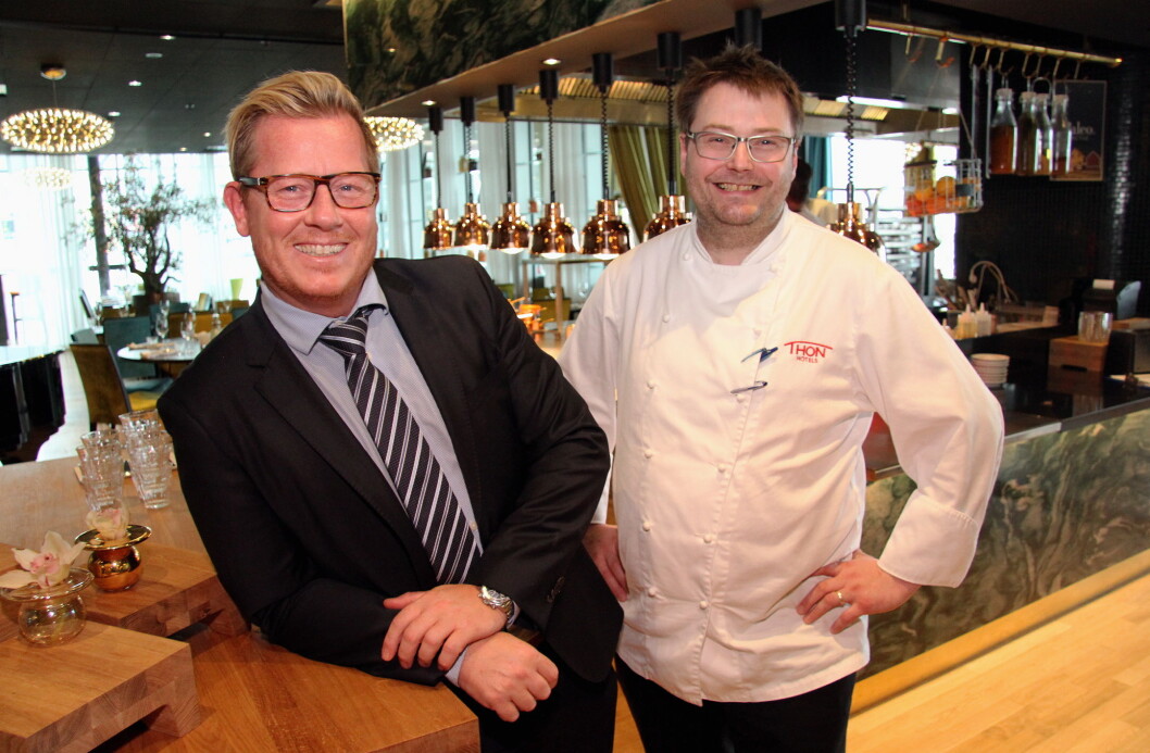 Hotelldirektør Erik Taraldsen (til venstre) og kjøkkensjef Stian Haugnes på Thon Hotel Lofoten kan smile bredt etter at hotellet i kveld vant Twinings Best Breakfast 2016, kåringen av landets beste hotellfrokost. (Foto: Morten Holt) Hotelldirektør Erik Taraldsen (til venstre) og kjøkkensjef Stian Haugnes på Thon Hotel Lofoten kan smile bredt etter at hotellet i kveld vant Twinings Best Breakfast 2016, kåringen av landets beste hotellfrokost. (Foto: Morten Holt)