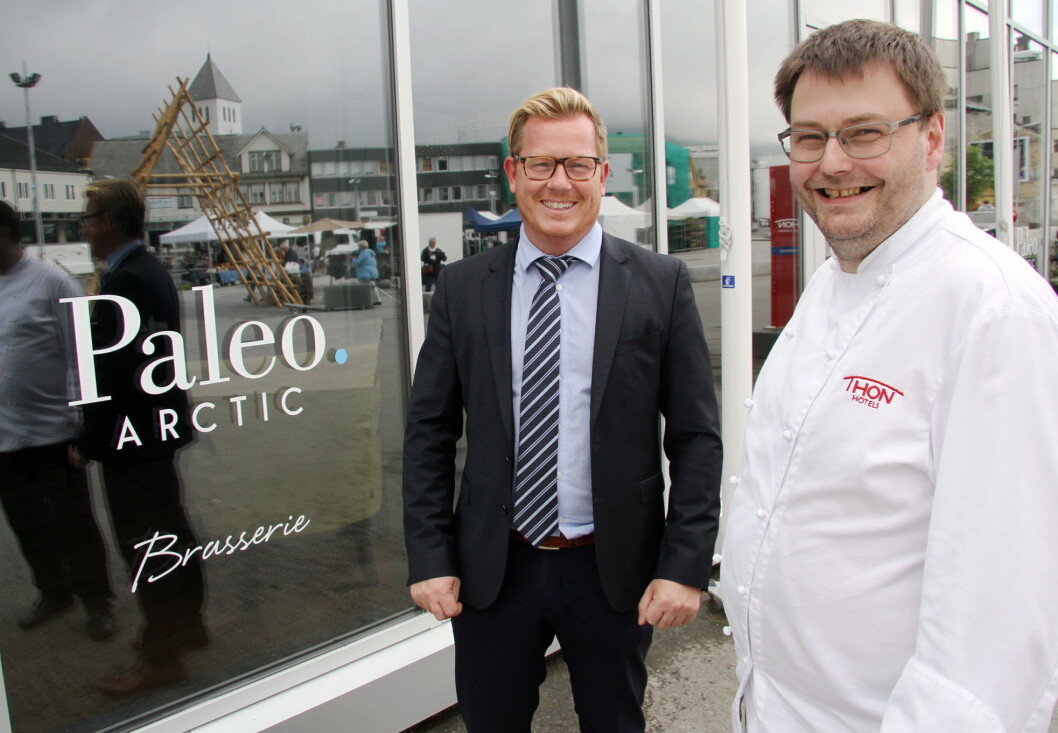 Hotelldirektør Erik Taraldsen og kjøkkensjef Stian Haugnes på Thon Hotel Lofoten. (Foto: Morten Holt) Hotelldirektør Erik Taraldsen og kjøkkensjef Stian Haugnes på Thon Hotel Lofoten. (Foto: Morten Holt)