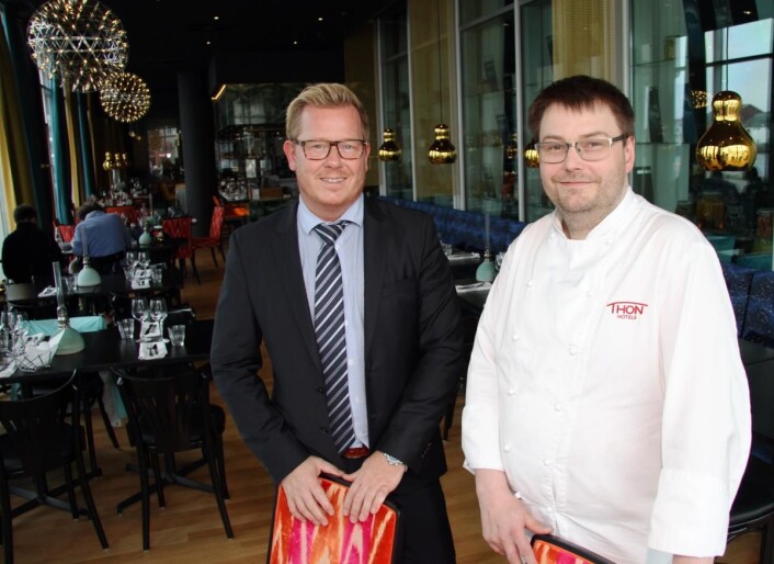 Hotelldirektør Erik Taraldsen og kjøkkensjef Stian Haugnes inne i Paleo Arctic, der frokosten serveres. (Foto: Morten Holt) Hotelldirektør Erik Taraldsen og kjøkkensjef Stian Haugnes inne i Paleo Arctic, der frokosten serveres. (Foto: Morten Holt)