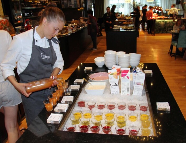 Julia Hansen tilbereder shots til frokosten i restauranten Paleo Arctic på Thon Hotel Lofoten. (Foto: Morten Holt) Julia Hansen tilbereder shots til frokosten i restauranten Paleo Arctic på Thon Hotel Lofoten. (Foto: Morten Holt)