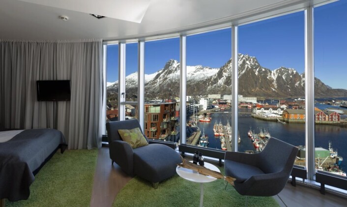 Fra rommene på Thon Hotel Lofoten har du fin utsikt over Svolvær og fjellene omkring. (Foto: Espen Mortensen) Fra rommene på Thon Hotel Lofoten har du fin utsikt over Svolvær og fjellene omkring. (Foto: Espen Mortensen)