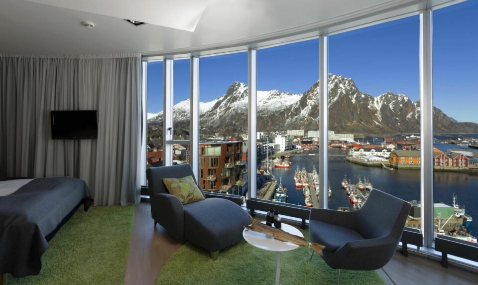 Fra rommene på Thon Hotel Lofoten har du fin utsikt over Svolvær og fjellene omkring. (Foto: Espen Mortensen)