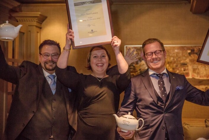 Stian (fra venstre) og Ingunn Haugnes sammen med hotelldirektør Erik Taraldsen. (Foto: Haugen-Gruppen) Stian (fra venstre) og Ingunn Haugnes sammen med hotelldirektør Erik Taraldsen. (Foto: Haugen-Gruppen)