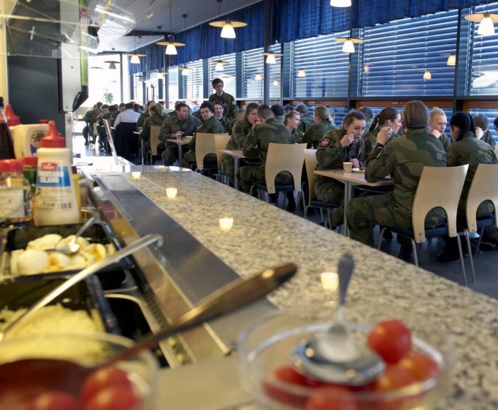 Det serveres 40 000 måltider daglig i Forsvaret. Da er det viktig å legge tol rette for sunne matvalg, mener vinneren av Matomsorgsprisen 2016, Pål H. Stenberg. (Foto: Forsvaret) Det serveres 40 000 måltider daglig i Forsvaret. Da er det viktig å legge tol rette for sunne matvalg, mener vinneren av Matomsorgsprisen 2016, Pål H. Stenberg. (Foto: Forsvaret)